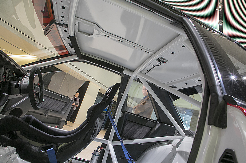 ロールケージも1度取り外してサビ取りや再塗装を行なった。エアジャッキも当時のものをオーバーホールして使用できる状態にしている