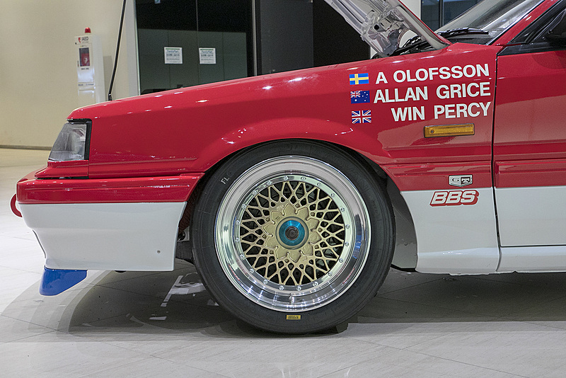 ホイールは欠品していたので、ドイツのBBSへ当時履いていたモノと同じホイールをオーダー。タイヤは横浜ゴムの協力で作ってもらった