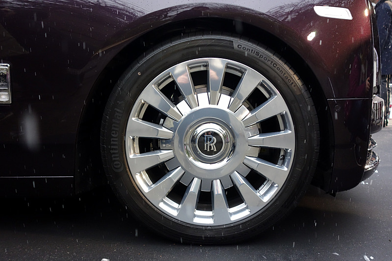 エクステリアでは大型化したパンテオン・グリル、LEDデイタイムランニングライトなどを採用。タイヤはコンチネンタル製「コンチスポーツコンタクト」で、ホイールにはロールス・ロイスが提供したなかで最大かつ最も高価という22インチアロイホイールを採用