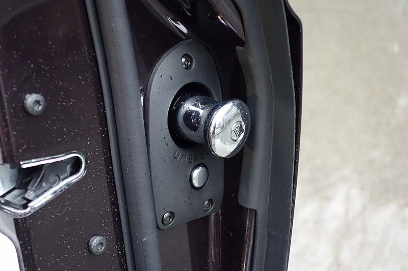 インテリアでは特徴的な丸型のエアベントや引き出し式の操作ノブ(オルガン・ストップ・コントローラー)を採用するとともに、シートスイッチやライトスイッチ、ウィンドウスイッチなどはすべて金属製とした。また、新型ファントムではインパネまわりに「ギャラリー」と呼ばれるデザインを採用。このギャラリーは強化ガラスの内側にさまざまなデザインを施すことができるというもので、オーナーが選んだお気に入りのアーティストやデザイナーとロールス・ロイスが協力し、個性的な作品を作り上げることができるというもの。一例としてオーナーのDNAを3Dプリントで印刷した金メッキのプレート、手作りの陶器製のバラの茎などが挙げられた