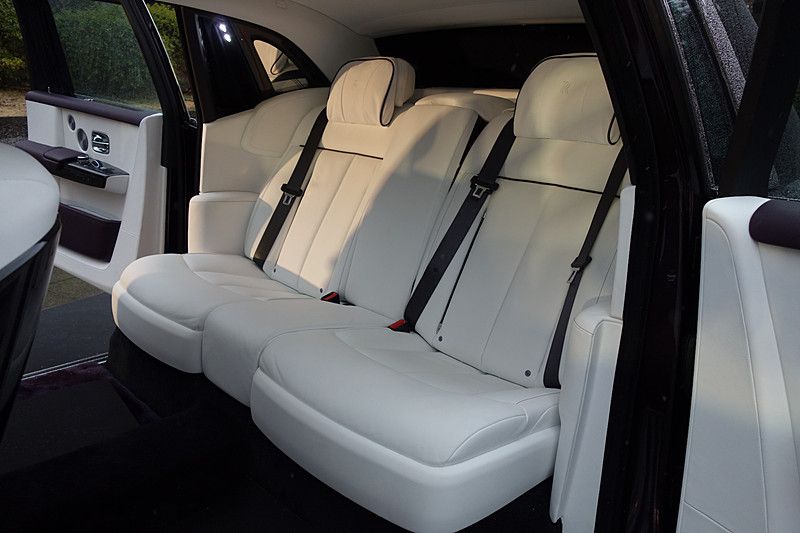 インテリアでは特徴的な丸型のエアベントや引き出し式の操作ノブ（オルガン・ストップ・コントローラー）を採用するとともに、シートスイッチやライトスイッチ、ウィンドウスイッチなどはすべて金属製とした。また、新型ファントムではインパネまわりに「ギャラリー」と呼ばれるデザインを採用。このギャラリーは強化ガラスの内側にさまざまなデザインを施すことができるというもので、オーナーが選んだお気に入りのアーティストやデザイナーとロールス・ロイスが協力し、個性的な作品を作り上げることができるというもの。一例としてオーナーのDNAを3Dプリントで印刷した金メッキのプレート、手作りの陶器製のバラの茎などが挙げられた