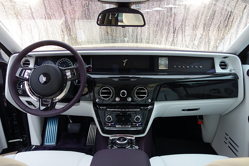 インテリアでは特徴的な丸型のエアベントや引き出し式の操作ノブ（オルガン・ストップ・コントローラー）を採用するとともに、シートスイッチやライトスイッチ、ウィンドウスイッチなどはすべて金属製とした。また、新型ファントムではインパネまわりに「ギャラリー」と呼ばれるデザインを採用。このギャラリーは強化ガラスの内側にさまざまなデザインを施すことができるというもので、オーナーが選んだお気に入りのアーティストやデザイナーとロールス・ロイスが協力し、個性的な作品を作り上げることができるというもの。一例としてオーナーのDNAを3Dプリントで印刷した金メッキのプレート、手作りの陶器製のバラの茎などが挙げられた