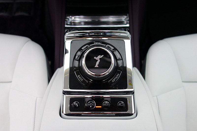 インテリアでは特徴的な丸型のエアベントや引き出し式の操作ノブ（オルガン・ストップ・コントローラー）を採用するとともに、シートスイッチやライトスイッチ、ウィンドウスイッチなどはすべて金属製とした。また、新型ファントムではインパネまわりに「ギャラリー」と呼ばれるデザインを採用。このギャラリーは強化ガラスの内側にさまざまなデザインを施すことができるというもので、オーナーが選んだお気に入りのアーティストやデザイナーとロールス・ロイスが協力し、個性的な作品を作り上げることができるというもの。一例としてオーナーのDNAを3Dプリントで印刷した金メッキのプレート、手作りの陶器製のバラの茎などが挙げられた