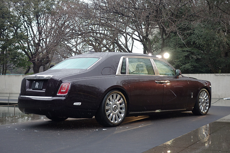 新型ファントムのボディサイズは5770×2020×1645mm（全長×全幅×全高）、ホイールベース3550mm。ロングホイールベースのファントム・エクステンデッド・ホイールベースでは全長が5990mmに、ホイールベースが3770mmになる