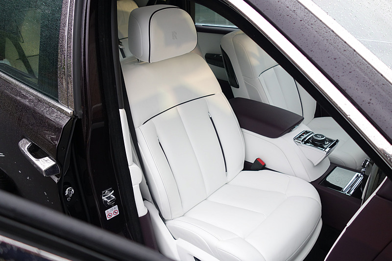 インテリアでは特徴的な丸型のエアベントや引き出し式の操作ノブ(オルガン・ストップ・コントローラー)を採用するとともに、シートスイッチやライトスイッチ、ウィンドウスイッチなどはすべて金属製とした。また、新型ファントムではインパネまわりに「ギャラリー」と呼ばれるデザインを採用。このギャラリーは強化ガラスの内側にさまざまなデザインを施すことができるというもので、オーナーが選んだお気に入りのアーティストやデザイナーとロールス・ロイスが協力し、個性的な作品を作り上げることができるというもの。一例としてオーナーのDNAを3Dプリントで印刷した金メッキのプレート、手作りの陶器製のバラの茎などが挙げられた