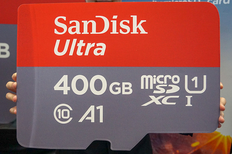 SanDiskの400GBのmicroSDカードを紹介する看板