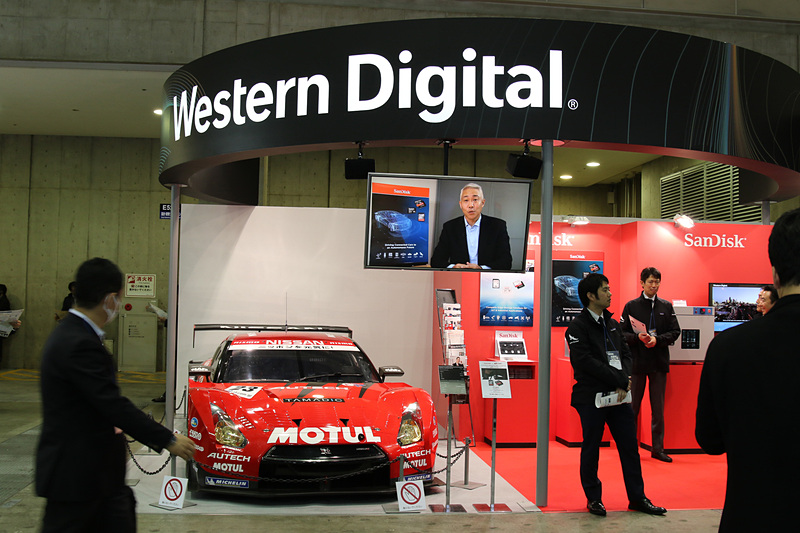 1月17日～19日の3日間に行なわれた「オートモーティブワールド」のWestern Digitalブース。SUPER GTをフィーチャーした展示が行なわれた（写真提供：SanDisk）