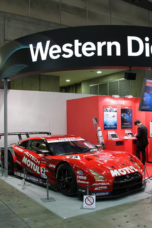 1月17日～19日の3日間に行なわれた「オートモーティブワールド」のWestern Digitalブース。SUPER GTをフィーチャーした展示が行なわれた（写真提供：SanDisk）