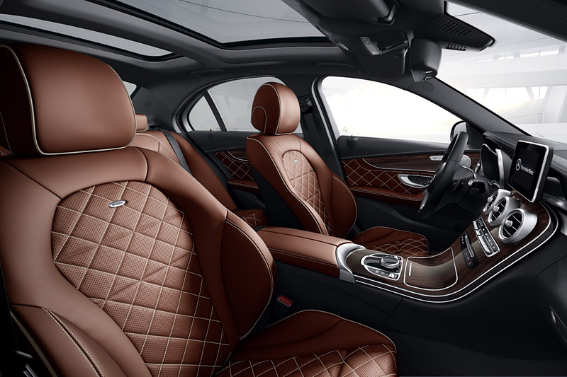 シートにはサドルブラウンのdesignoナッパレザーシートが与えられる