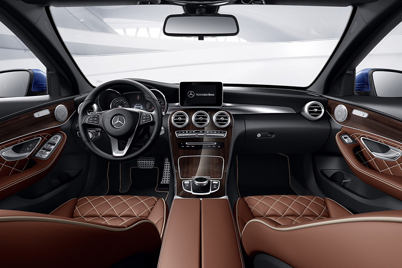 「AMGラインインテリア」を採用