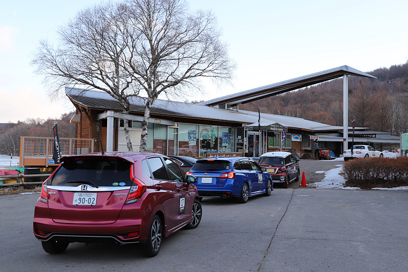 受付を済ませたあとは、クルマにゼッケンを貼り付け、汚れを湖に持ち込まないように下まわりを洗浄してもらい、湖上へ車両を搬入