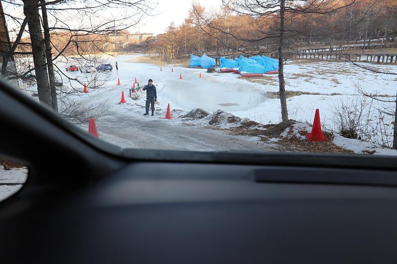 受付を済ませたあとは、クルマにゼッケンを貼り付け、汚れを湖に持ち込まないように下まわりを洗浄してもらい、湖上へ車両を搬入