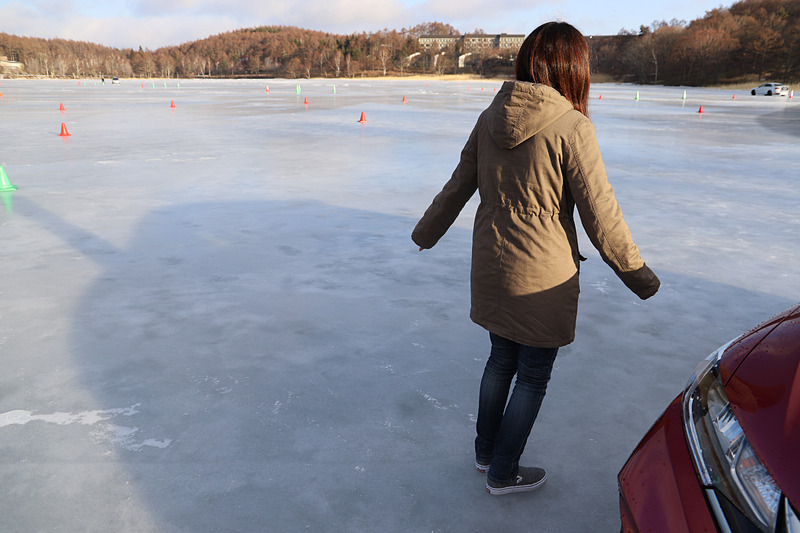 ツルツルな湖面にビビる記者
