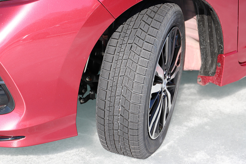 そんなツルツル路面でもグリップ力を発揮した、氷上ドライビングレッスンに協賛する横浜ゴム製のスタッドレスタイヤ「iceGUARD 6（アイスガード シックス）」