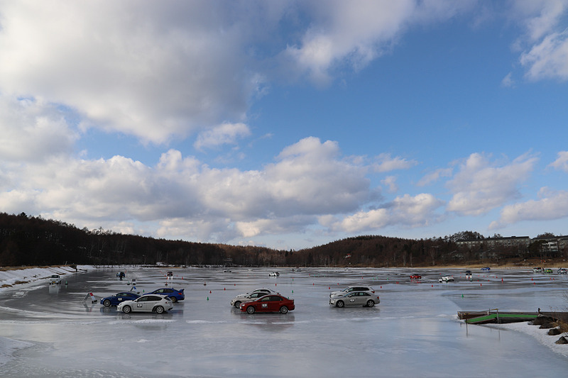 広い湖面を思い思いに走行する参加者たち