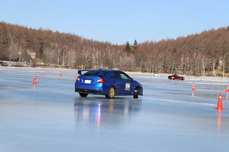 さまざまなメーカーのさまざまな駆動方式のクルマが参加