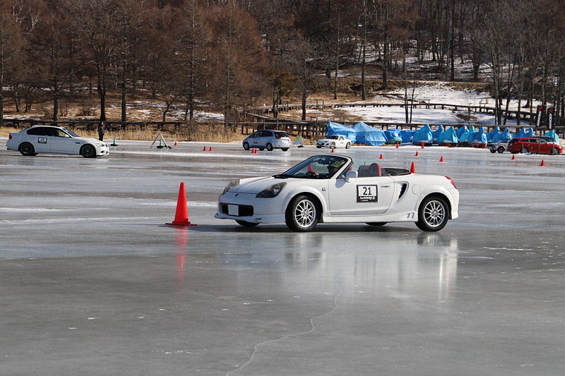 さまざまなメーカーのさまざまな駆動方式のクルマが参加