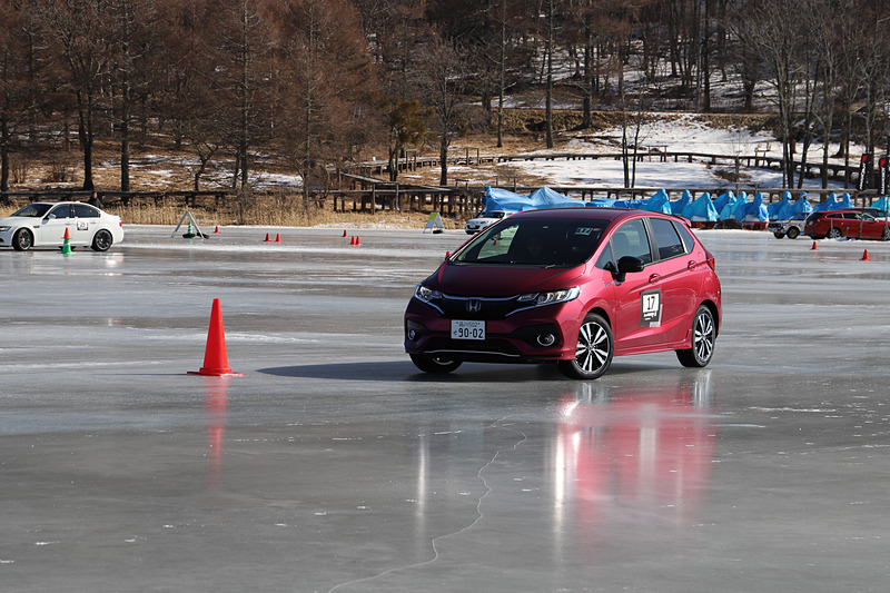 慣れない氷上で悪戦苦闘しながらも、早めのステアリング操作やアクセルを緩く踏み続けるといった操作を心がけると、徐々に走れるようになってくる