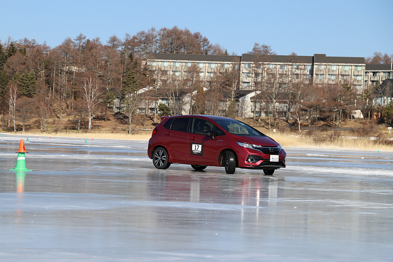 慣れない氷上で悪戦苦闘しながらも、早めのステアリング操作やアクセルを緩く踏み続けるといった操作を心がけると、徐々に走れるようになってくる