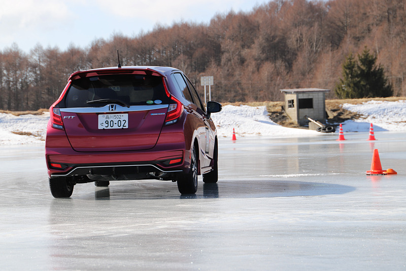 慣れない氷上で悪戦苦闘しながらも、早めのステアリング操作やアクセルを緩く踏み続けるといった操作を心がけると、徐々に走れるようになってくる