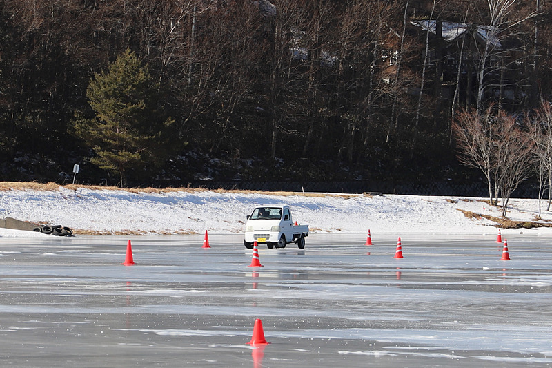 恐らくインストラクターの誰かが運転している資材車だと思うが、遠くの方で軽トラも氷上を楽しんでいた