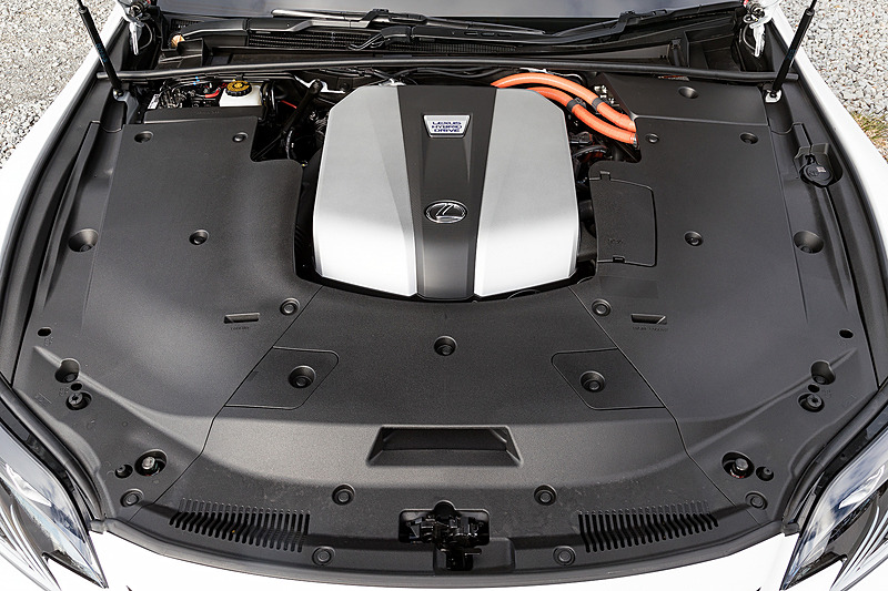 LS500hに搭載されるV型6気筒3.5リッター「8GR-FXS」エンジンは、最高出力220kW（299PS）/6600rpm、最大トルク356Nm（36.3kgm）/5100rpmを発生。これに最高出力132kW（180PS）、最大トルク300Nm（30.6kgm）を発生する「2NM」モーターを組み合わせ、今回試乗した“EXECUTIVE”と“F SPORT"（いずれも2WD）ではJC08モード燃費15.6km/Lをマーク