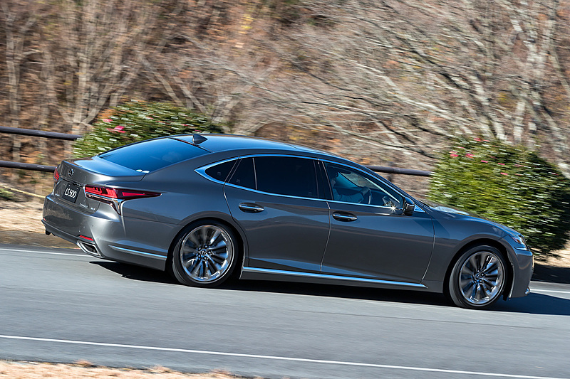 V型6気筒3.5リッターツインターボエンジンを搭載するLS 500