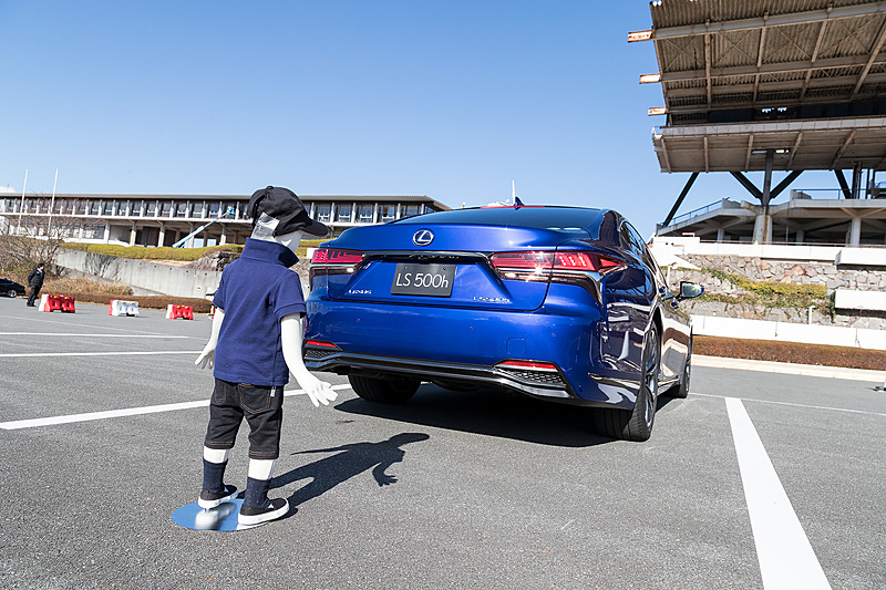 こちらは車両後方の歩行者にも世界初対応した「パーキングサポートブレーキ」の体感コーナー。超音波ソナーで障害物などを検知し、衝突の可能性がある場合にエンジン出力を絞りつつブレーキを掛けるというもの。まずは検知したことをナビゲーション画面に表示し、警告ブザーで注意喚起。そのまま後退するとブレーキ制御を行なって衝突回避または被害を軽減する