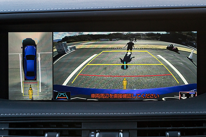 こちらは車両後方の歩行者にも世界初対応した「パーキングサポートブレーキ」の体感コーナー。超音波ソナーで障害物などを検知し、衝突の可能性がある場合にエンジン出力を絞りつつブレーキを掛けるというもの。まずは検知したことをナビゲーション画面に表示し、警告ブザーで注意喚起。そのまま後退するとブレーキ制御を行なって衝突回避または被害を軽減する