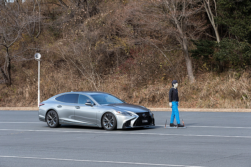 今回の試乗会では、新型LSに搭載される予防安全パッケージ「Lexus Safety System＋A」の機能を体験できるコーナーも用意された。写真はブレーキ制御だけで衝突回避が困難で、かつ操舵制御によって回避ができるとシステムが判断した場合に自動でステアリングを制御するアクティブ操舵回避支援の様子。自車速度60km/hからの自動ブレーキ制御とともに、自動ステアリングによって障害物を回避するのを体感できた。車線をはみ出さない、つまり対向車線に出ないよう回避している