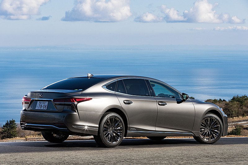 同ハイブリッド仕様の「LS500h“EXECUTIVE”」（マンガンラスター）。価格は1640万円