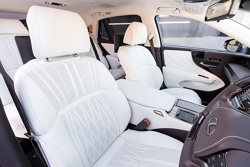 LS500h“EXECUTIVE”のインテリア。同グレードでは最適なサポート位置をきめ細かく設定できる28ウェイ調整式フロントパワーシートを標準装備するとともに、リアシートでは専用ヒーターを搭載。左後席にはオットマン付きの22ウェイ調整式リアパワーシートも設定する