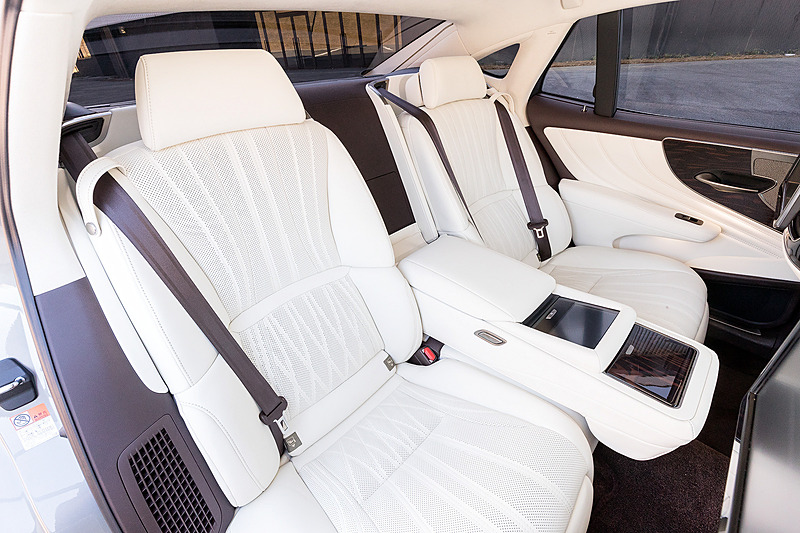 LS500h“EXECUTIVE”のインテリア。同グレードでは最適なサポート位置をきめ細かく設定できる28ウェイ調整式フロントパワーシートを標準装備するとともに、リアシートでは専用ヒーターを搭載。左後席にはオットマン付きの22ウェイ調整式リアパワーシートも設定する