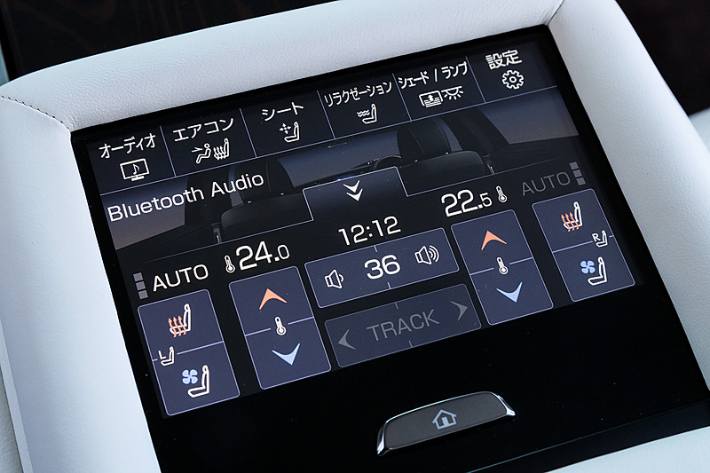 EXECUTIVEの後席アームレストには「リヤマルチオペレ－ションパネル」が内蔵され、オーディオやエアコン、リラクゼーション、シェードなどの設定が行なえる