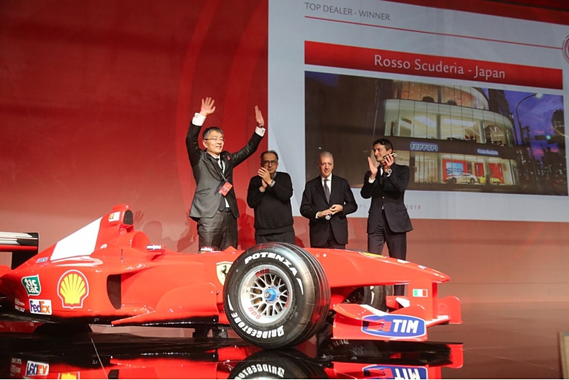 写真左から、ロッソ・スクーデリア ジェネラル・マネージャー松原隆文氏、フェラーリ 会長兼CEOのセルジオ・マルキオンネ氏、フェラーリ 副会長のピエロ・フェラーリ氏、フェラーリ チーフ マーケティング＆コマーシャル オフィサーのエンリコ・ガリエラ氏