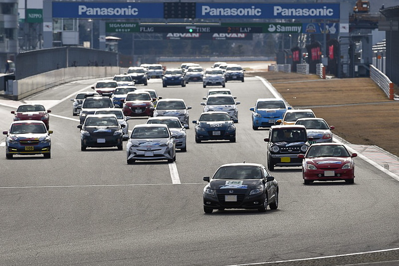 レースは軽自動車やハイブリッドミニバンなども出走できる「Enjoy 60」（左）、軽自動車やハイブリッドミニバンを除く省燃費技術搭載車で争われる「Challenge 180」（中央）の2種類