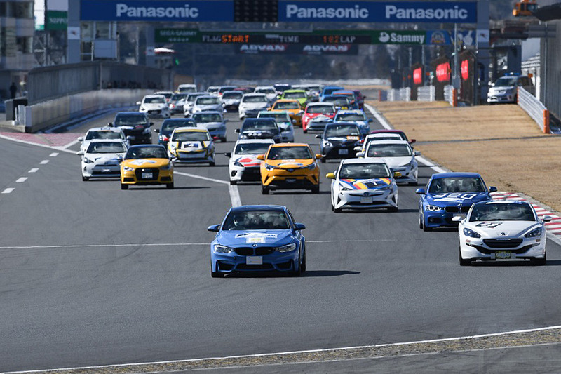 レースは軽自動車やハイブリッドミニバンなども出走できる「Enjoy 60」（左）、軽自動車やハイブリッドミニバンを除く省燃費技術搭載車で争われる「Challenge 180」（中央）の2種類