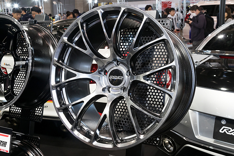 VOLK RACING G16の単体写真。このデザインからどんな印象を受けただろうか？ 記事の最後にまた同じ写真を掲載するので、そのときの印象といま思い浮かんだイメージを比較してほしい