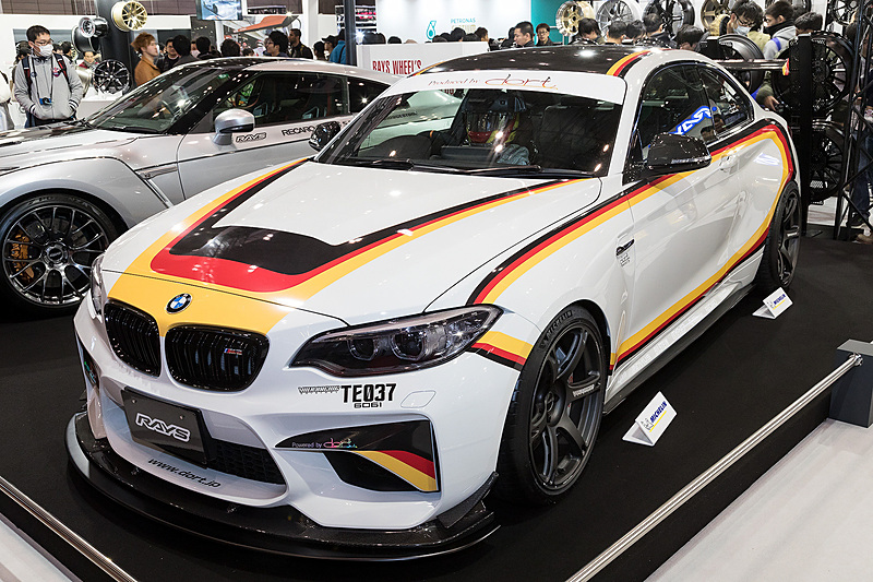 BMWに履いているのは「VOLK RACING TE037 6061」というモデル。2017年に登場したアルミ合金A7075超々ジュラルミン製の「TE037 DURA」と同デザインで、材料をアルミ合金A6061に変更した鍛造1ピースモデルだ