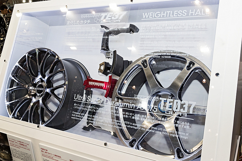 名作「TE37」の流れを汲む「VOLK RACING TE037 6061」（写真右）。コンケーブという形状も実はTE37が元祖で、開発時に剛性を求めた末のものだった。TE037はカッコいいだけでなくミリタリーっぽさを感じるデザインだが、実はスポーク部の肉抜きなどを行なっており、これはアサルトライフルなどの銃身やグリップなどからヒントを得たという