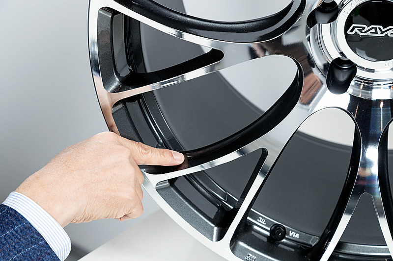 VOLK RACINGの最新作であるG16とTE037 6061もA6061材を使用。レイズ独自の鍛造技術でキレイな鍛流線を作りつつ、鍛造ホイールとは思えないほどの細かい造形を実現している