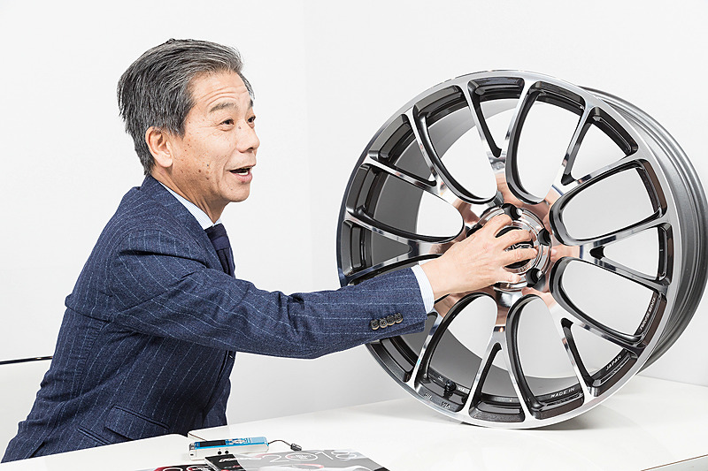 ハブ面に近いリムは支えている点から近いので歪みは出にくいが、ホイール内側のリム後端は支えの面から離れているのでコーナリング時など強い外力が加わると瞬間的に歪みが出るという。レイズのホイールではそれも織り込んで設計されているのだ