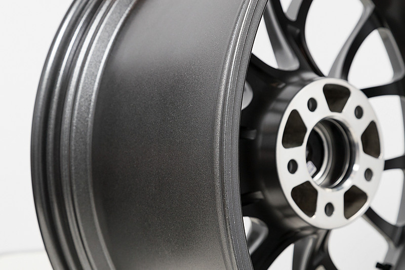 ハブ面に近いリムは支えている点から近いので歪みは出にくいが、ホイール内側のリム後端は支えの面から離れているのでコーナリング時など強い外力が加わると瞬間的に歪みが出るという。レイズのホイールではそれも織り込んで設計されているのだ