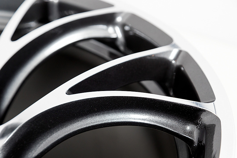 きめ細かい光沢はエンジンのシリンダーヘッドを仕上げるようなクオリティで磨いた結果。その輝きに合うダークなカラーも開発。さらに輝きと塗装の表情をキレイに出せるクリアまで作っている。塗装もすべて自社で行なう