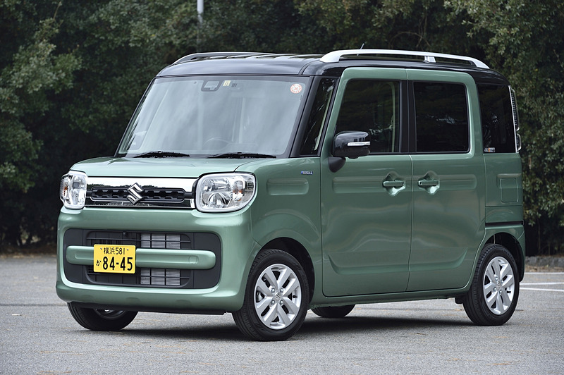 スペーシア HYBRID X（ツールグリーンパールメタリック ブラック2トーンルーフ）。ボディサイズは3395×1475×1800mm（全長×全幅×全高）で、ホイールベースは2460mm。スペーシアの2トーンルーフ車はルーフレールを純正装着しているため、ほかのモデルより全高が15mm高い