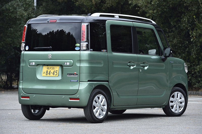 スペーシア HYBRID X（ツールグリーンパールメタリック ブラック2トーンルーフ）。ボディサイズは3395×1475×1800mm（全長×全幅×全高）で、ホイールベースは2460mm。スペーシアの2トーンルーフ車はルーフレールを純正装着しているため、ほかのモデルより全高が15mm高い