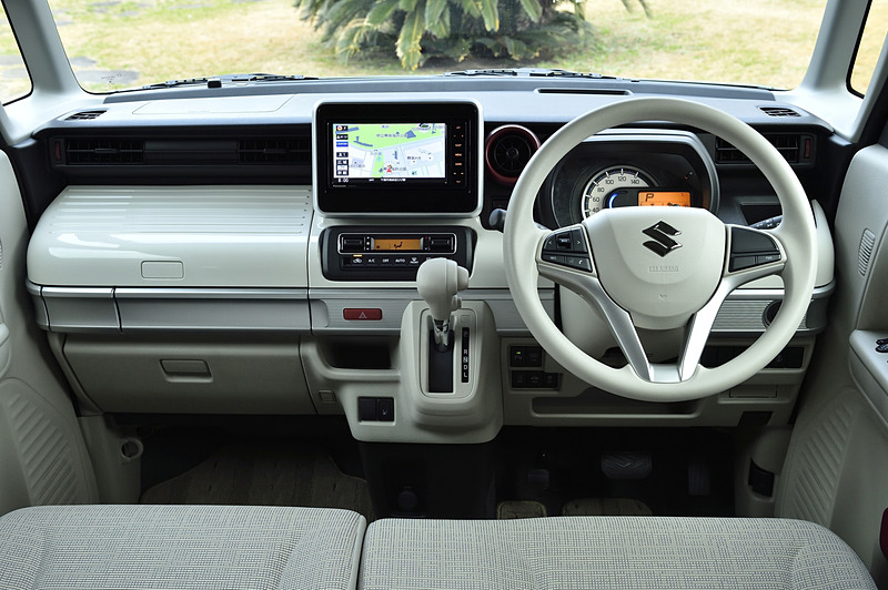 ラインアップ中、スペーシア HYBRID Xだけで選べるベージュ内装。ステアリングはウレタン式の3本スポークタイプで、ステアリングオーディオスイッチはメーカーオプション