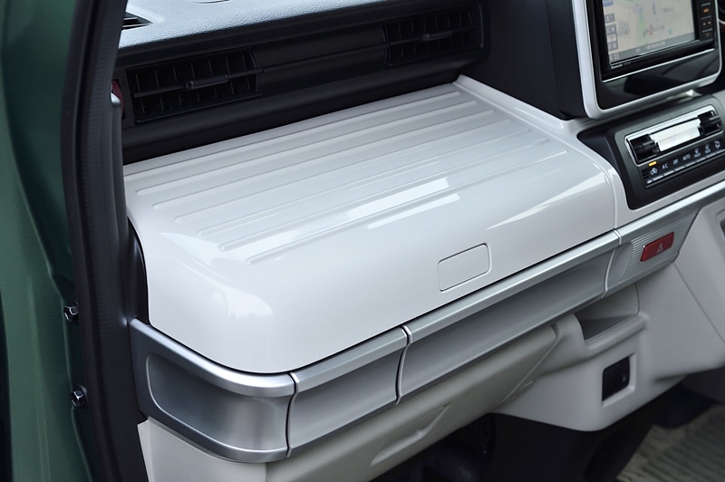助手席前方のインパネアッパーボックスは、光沢アイボリーのリッド表面に凸型のビードを設定。スーツケースをモチーフとしたデザインとなっている