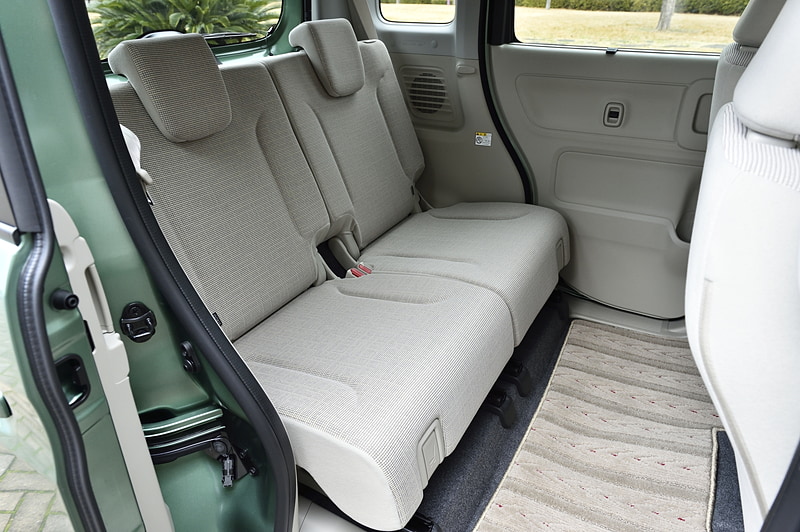 シート表皮はファブリック。フロントシートSRSサイドエアバッグは全車で標準装備