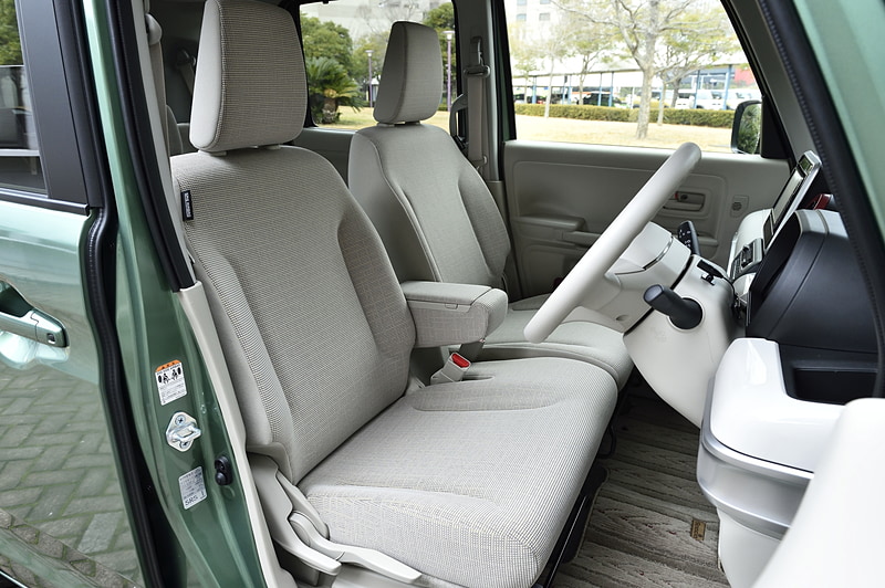 シート表皮はファブリック。フロントシートSRSサイドエアバッグは全車で標準装備